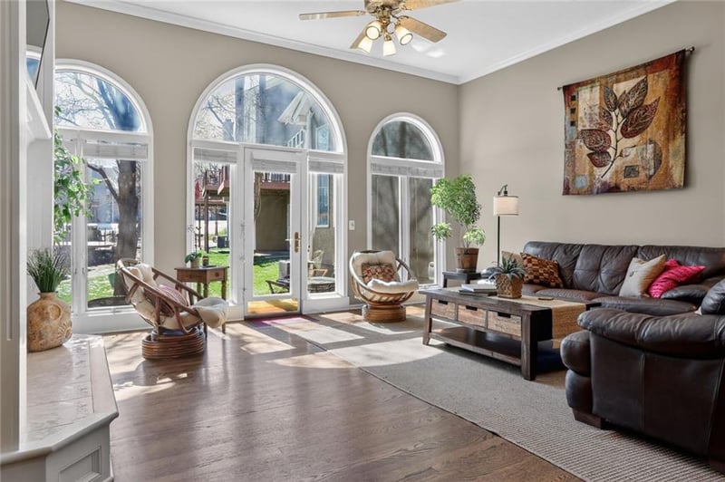 155 Pointe Dr, Gladstone, MO 64116