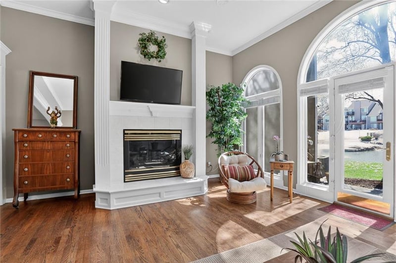 155 Pointe Dr, Gladstone, MO 64116