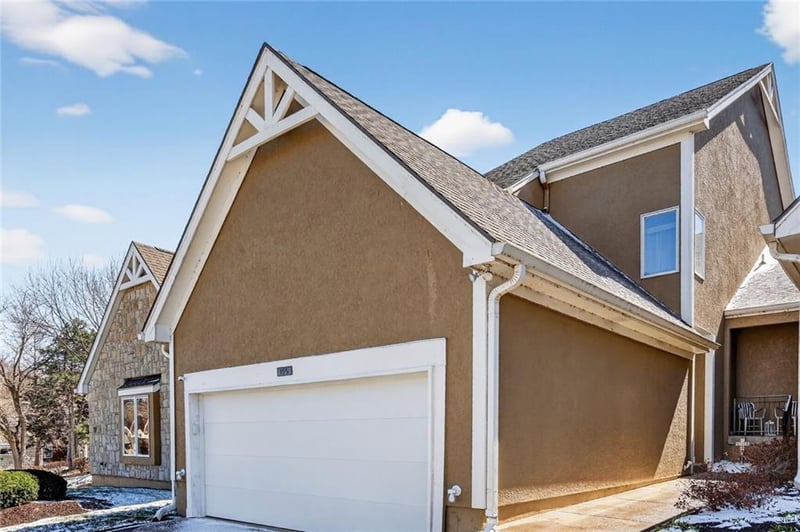 155 Pointe Dr, Gladstone, MO 64116