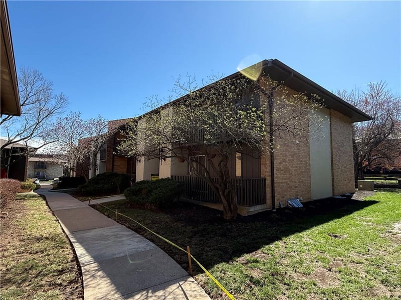 439 104th St #D, Kansas City, MO 64114