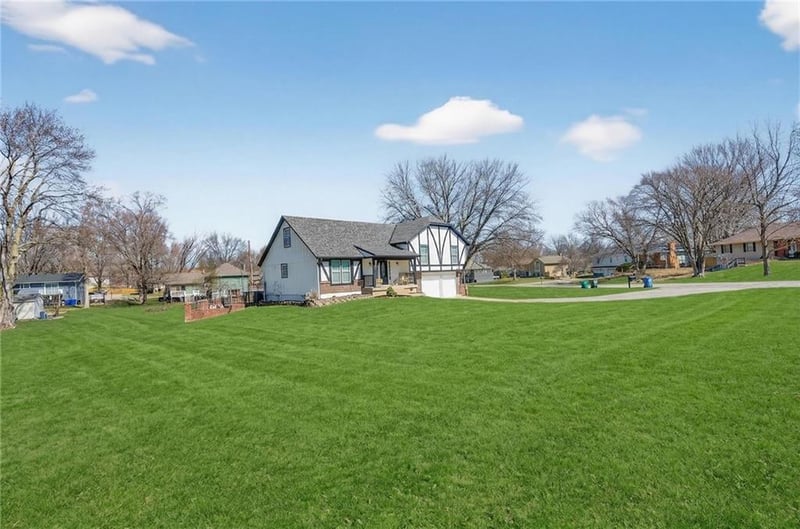 5660 Meadow Heights Dr, Shawnee, KS 66226