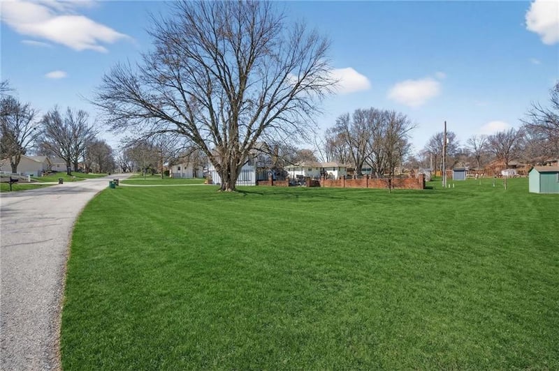 5660 Meadow Heights Dr, Shawnee, KS 66226