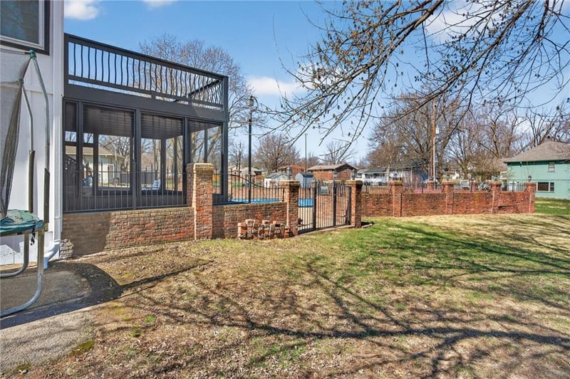 5660 Meadow Heights Dr, Shawnee, KS 66226