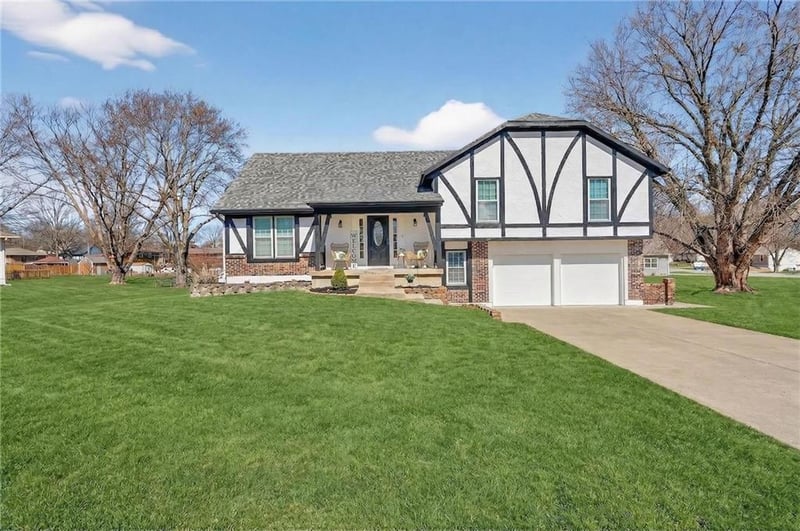 5660 Meadow Heights Dr, Shawnee, KS 66226