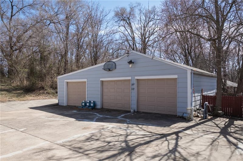 2707 Maple Ave, Leavenworth, KS 66048