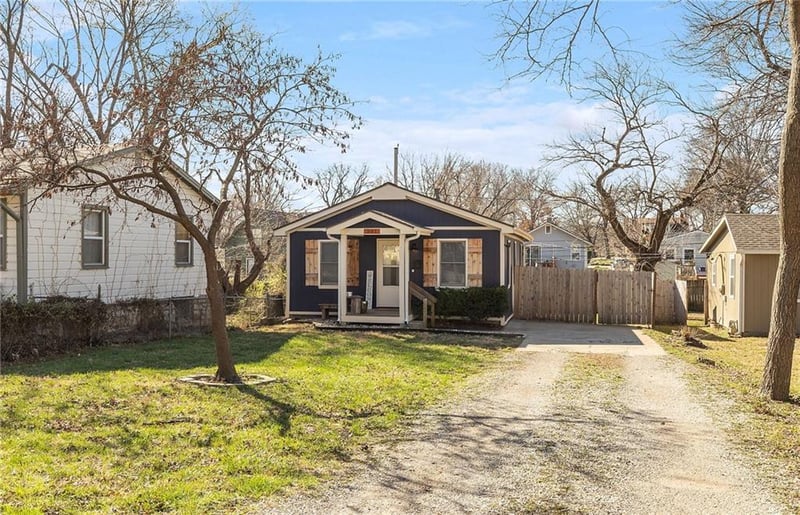 301 81st Ter, Kansas City, MO 64114