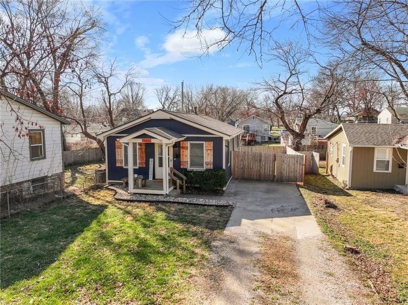 301 81st Ter, Kansas City, MO 64114