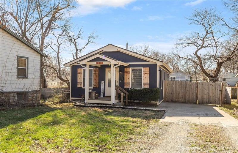 301 81st Ter, Kansas City, MO 64114