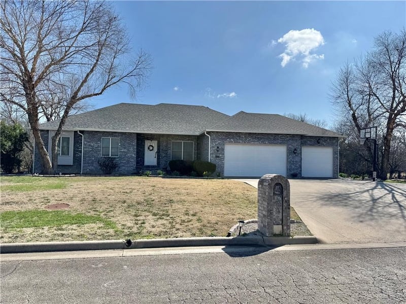 611 Deer Trl, Parsons, KS 67357