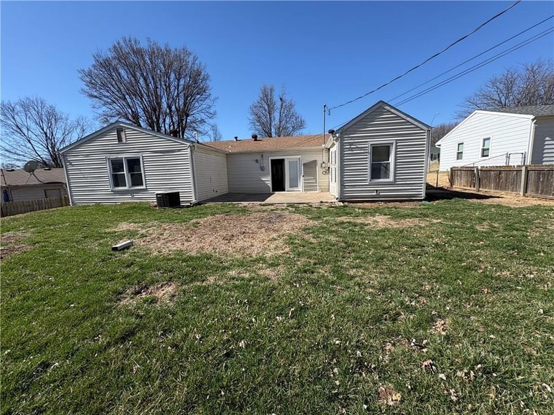 2305 Castle Ln, St Joseph, MO 64503