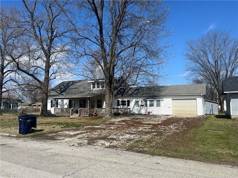 406 15th St, Baxter Springs, KS 66713