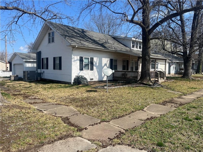 406 15th St, Baxter Springs, KS 66713