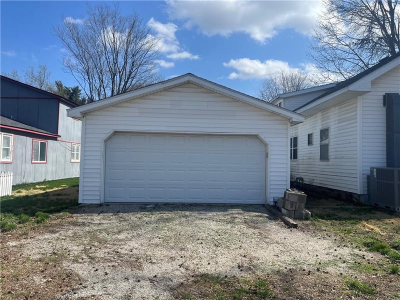 406 15th St, Baxter Springs, KS 66713