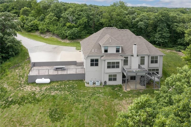 17384 Blue Moon Ln, Tonganoxie, KS 66086