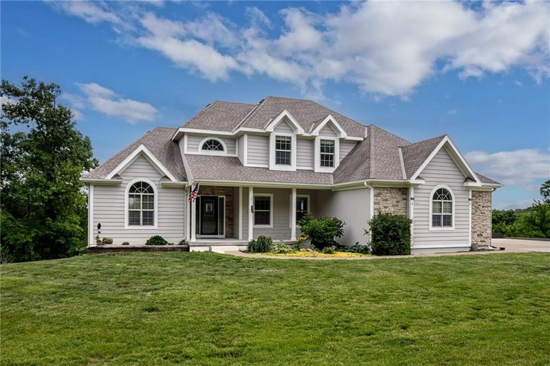 17384 Blue Moon Ln, Tonganoxie, KS 66086