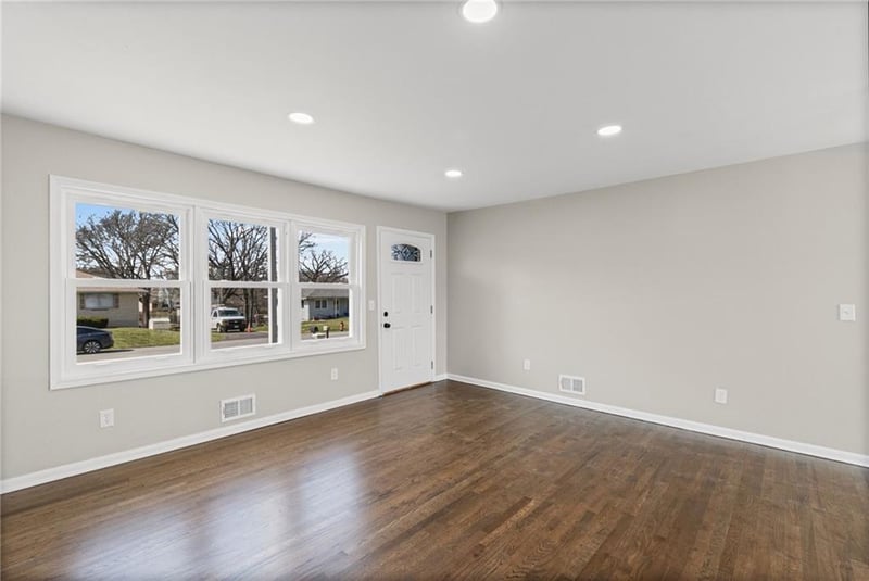 8921 Charlotte St, Kansas City, MO 64155