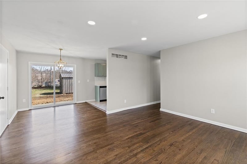 8921 Charlotte St, Kansas City, MO 64155