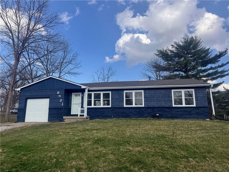 8921 Charlotte St, Kansas City, MO 64155