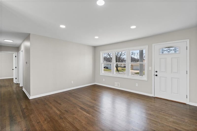 8921 Charlotte St, Kansas City, MO 64155