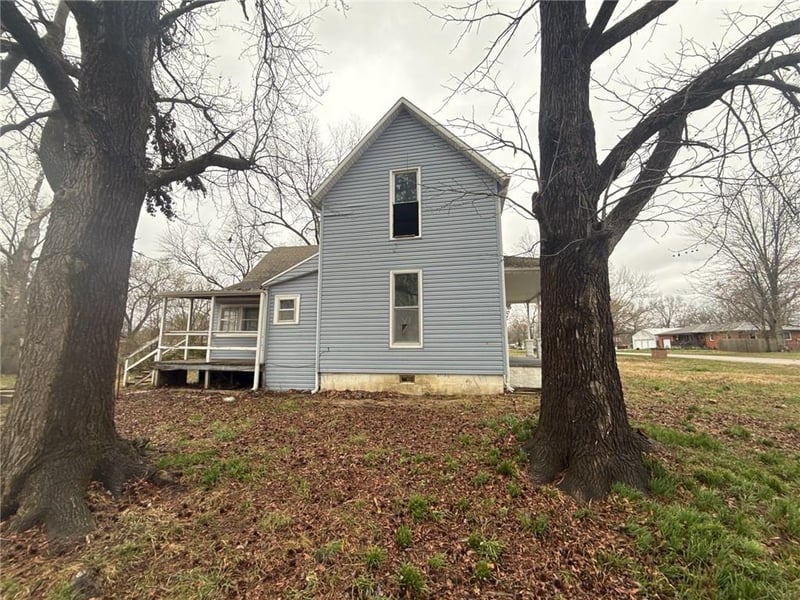 211 6th St, Deepwater, MO 64740