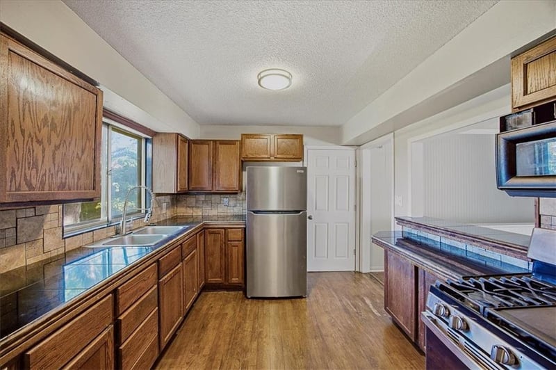 5910 Park Ave, Gladstone, MO 64118