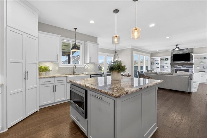 914 Rannoch Ln, Raymore, MO 64083