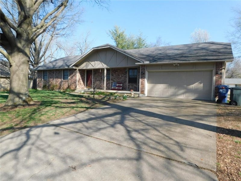 1805 Cambridge Ln, Pittsburg, KS 66762