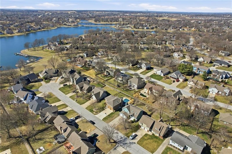 4070 Camelot Dr, Lee's Summit, MO 64082