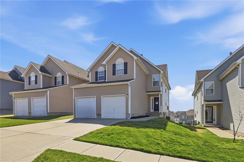 2140 Gooseberry Ln, Lee's Summit, MO 64082