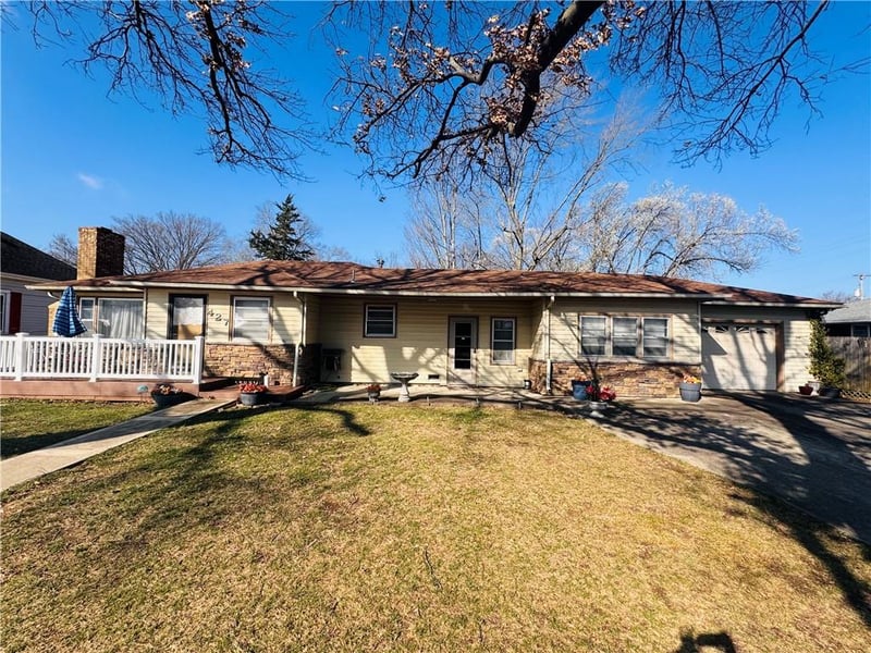 427 N Oak St, Garnett, KS 66032