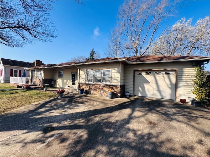 427 N Oak St, Garnett, KS 66032