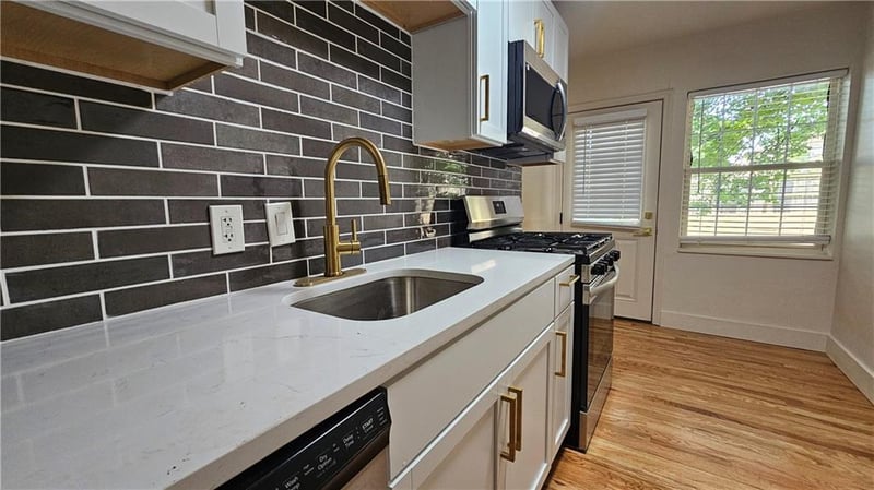 1207 45th St #2W, Kansas City, MO 64111
