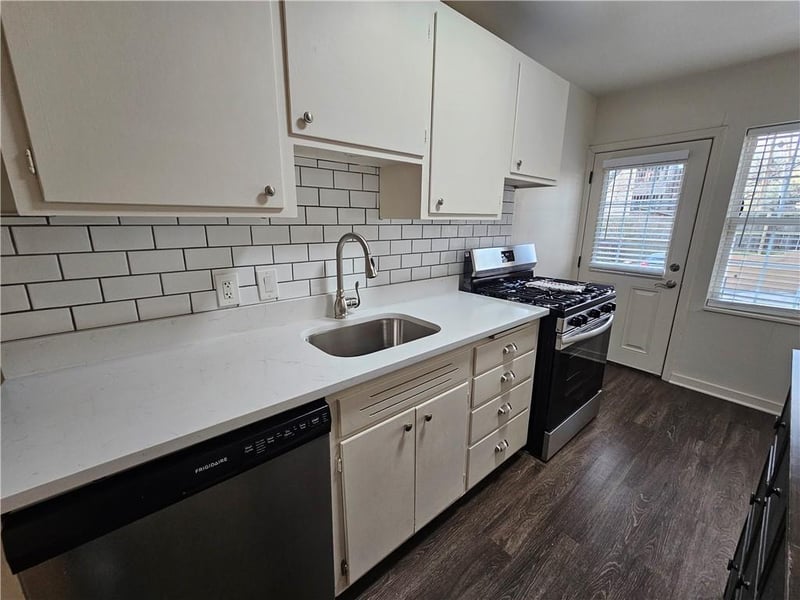 1207 45th St #2W, Kansas City, MO 64111