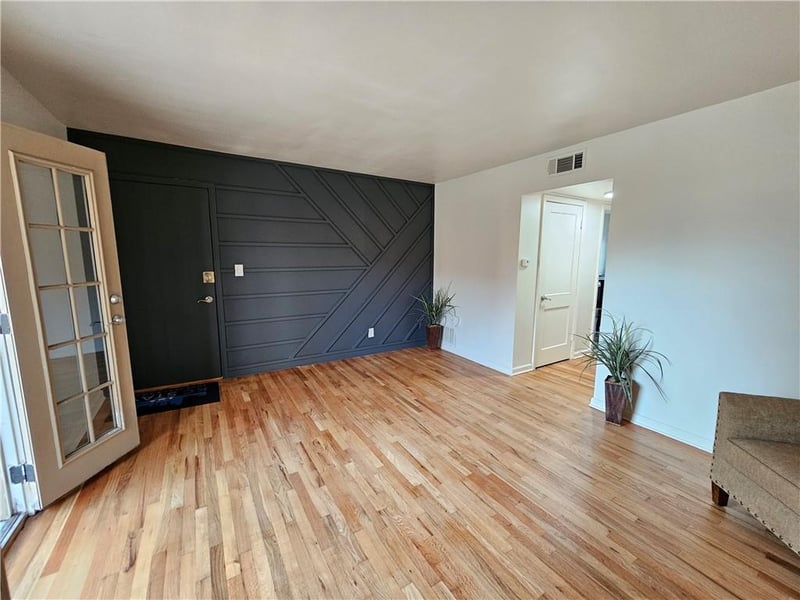 1207 45th St #2W, Kansas City, MO 64111