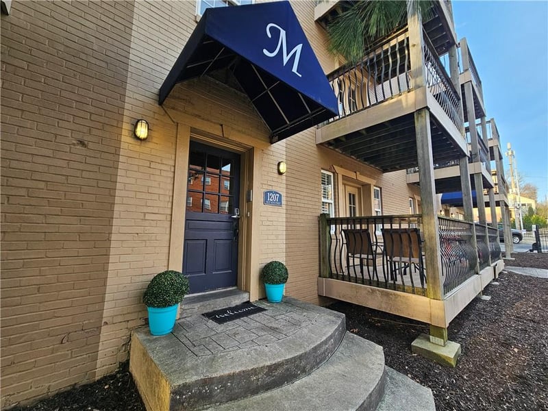 1207 45th St #2W, Kansas City, MO 64111