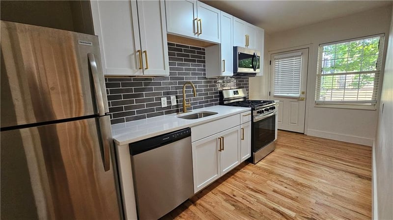 1207 45th St #2W, Kansas City, MO 64111