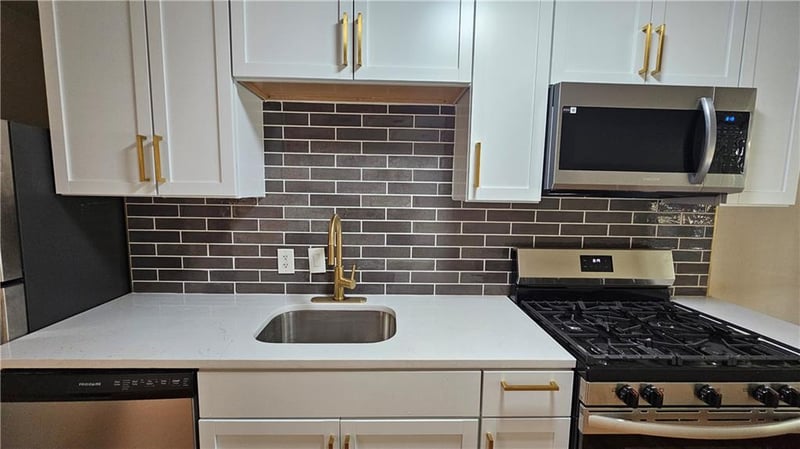 1207 45th St #2W, Kansas City, MO 64111