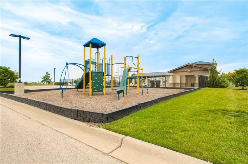 4516 SW Berkshire Dr, Lee's Summit, MO 64083