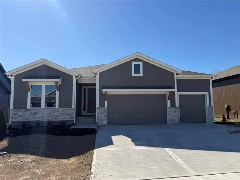 4516 SW Berkshire Dr, Lee's Summit, MO 64083