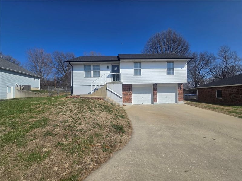 712 Maple St, Wellington, MO 64097