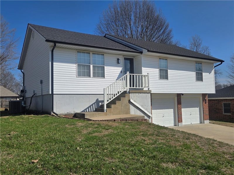712 Maple St, Wellington, MO 64097