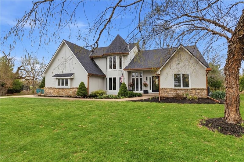 10585 157th Ter, Overland Park, KS 66221