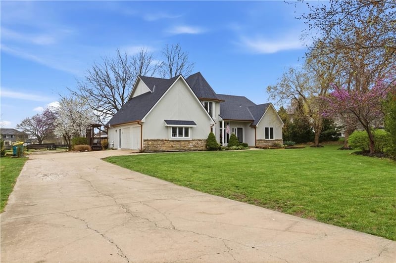 10585 157th Ter, Overland Park, KS 66221