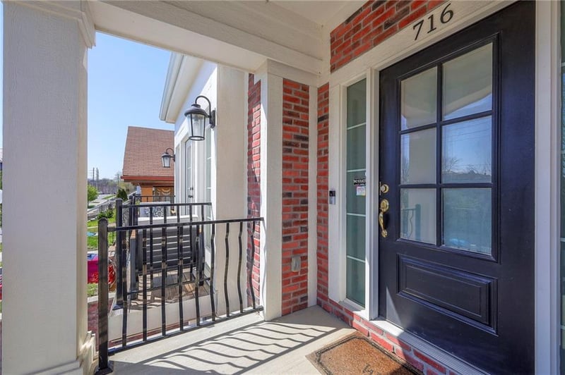 716 45th St, Kansas City, MO 64111