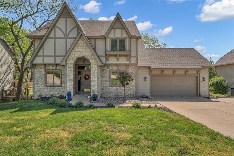 1116 Oak Tree Dr, Lawrence, KS 66049