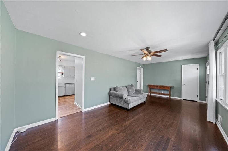 11208 Kensington Ave, Kansas City, MO 64137