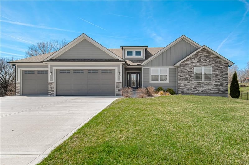 13504 Oakridge Dr, Kearney, MO 64060