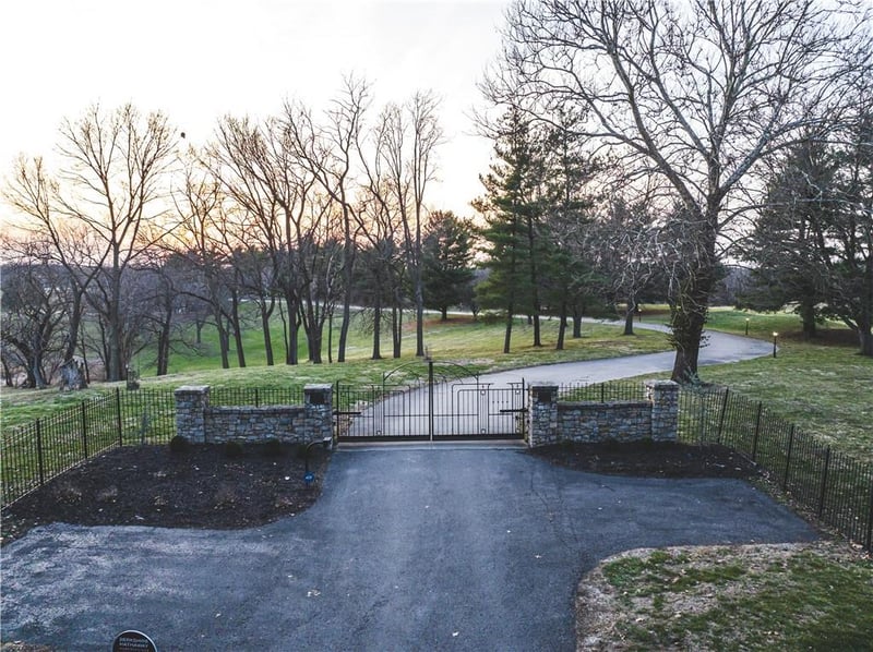 4112 Miller Rd, St Joseph, MO 64505