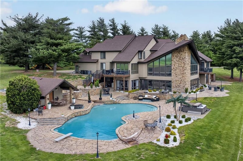 4112 Miller Rd, St Joseph, MO 64505