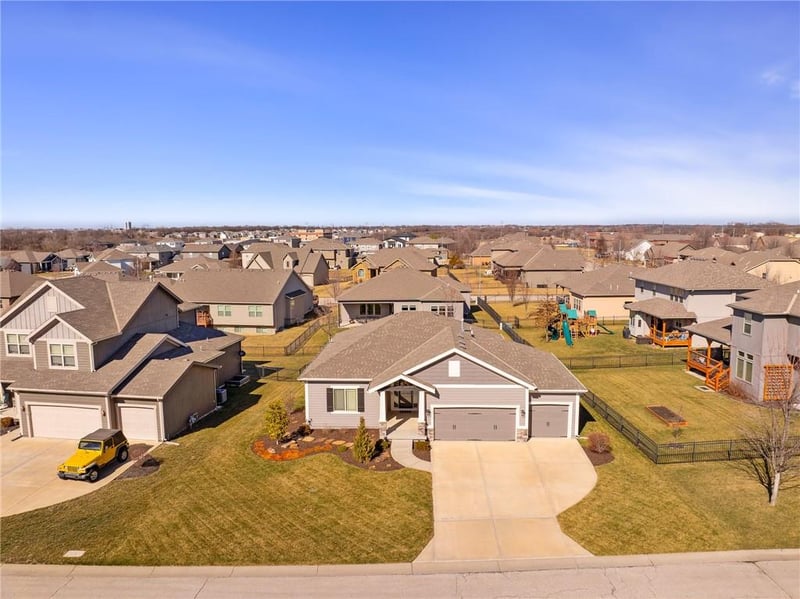 18506 194th Ter, Spring Hill, KS 66083